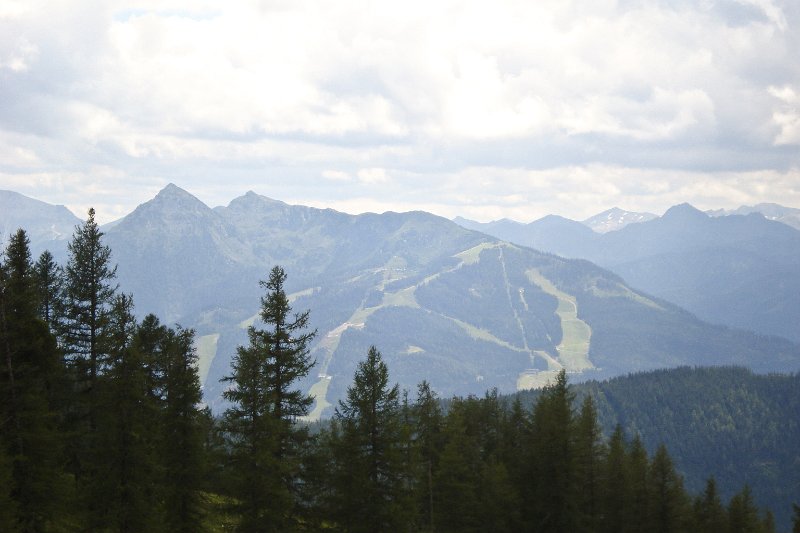 74 Blick vom Hoehenweg zur vortaegigen Tour Reitealm mit Gasselhoehe Rippeteck und Schober.JPG